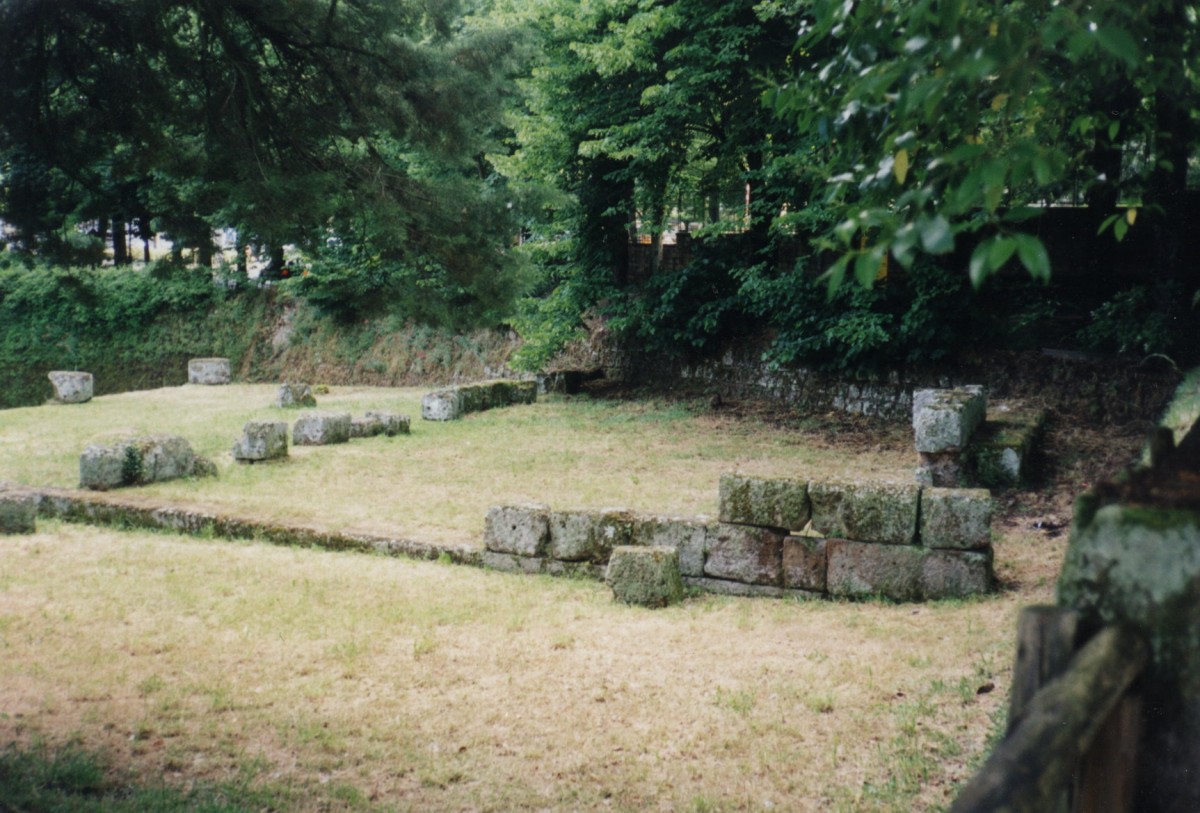29-05-98 - Orvieto - fondations d'un temple etrusque 2.jpg